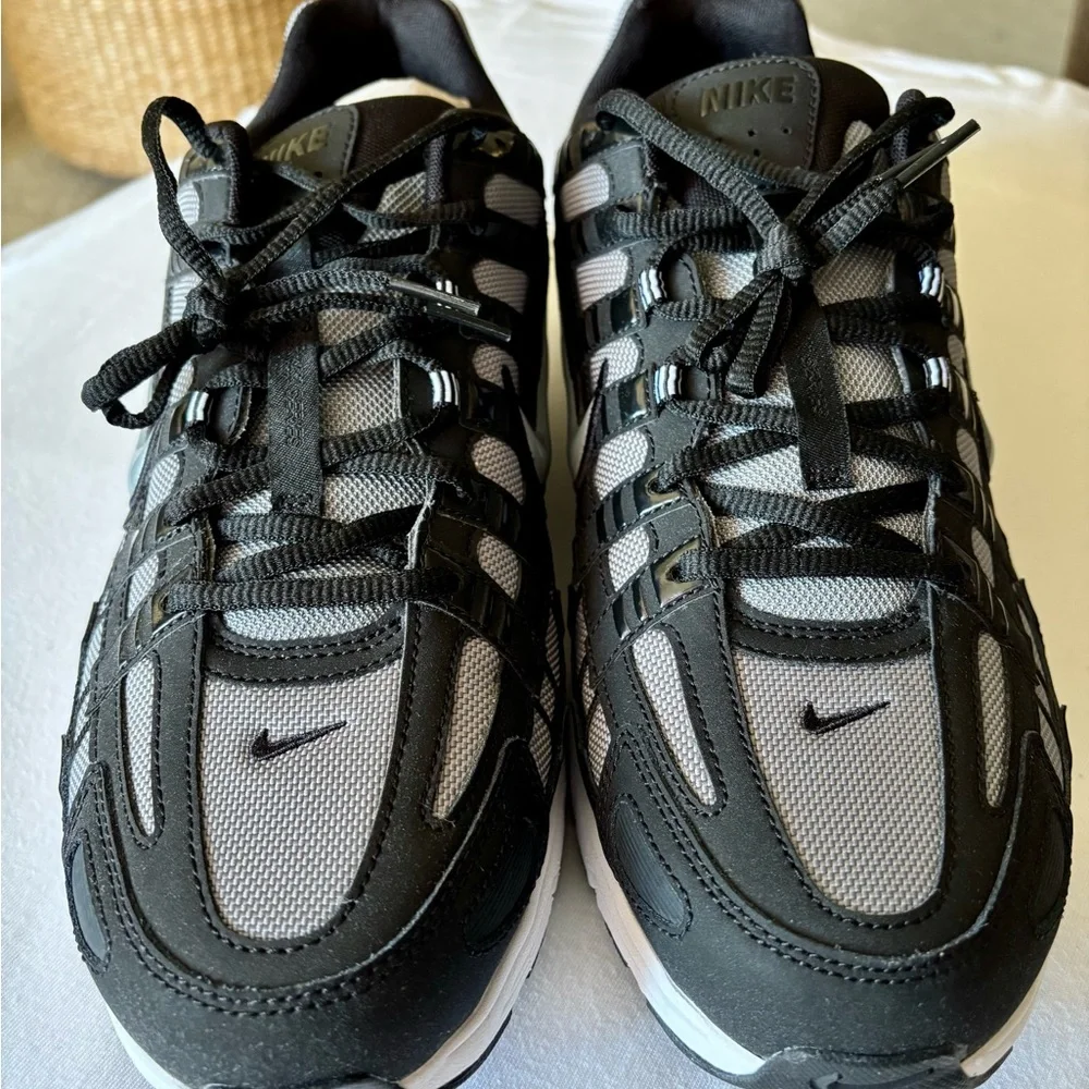 Nike Black and Gray Athletic Shoes - Picture 2 of 10